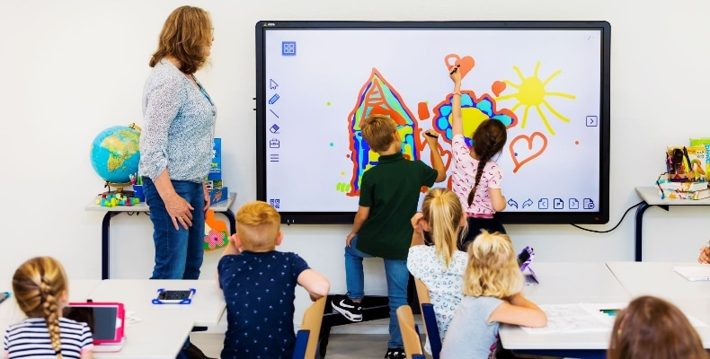 Why need a digital touch panel display android in schools?